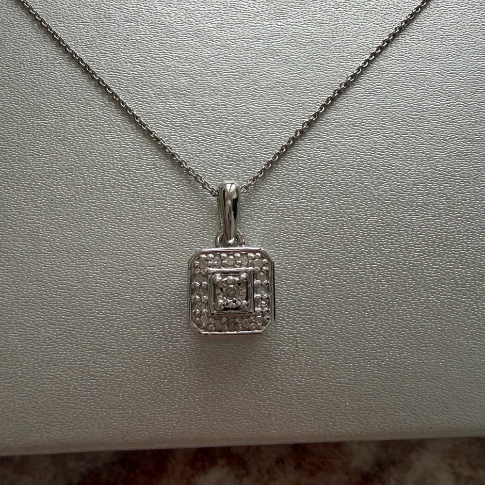 Elegant Silver Pendant Necklace